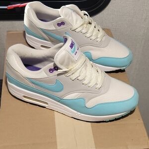 Nike Women's Cream and Blue Sneakers